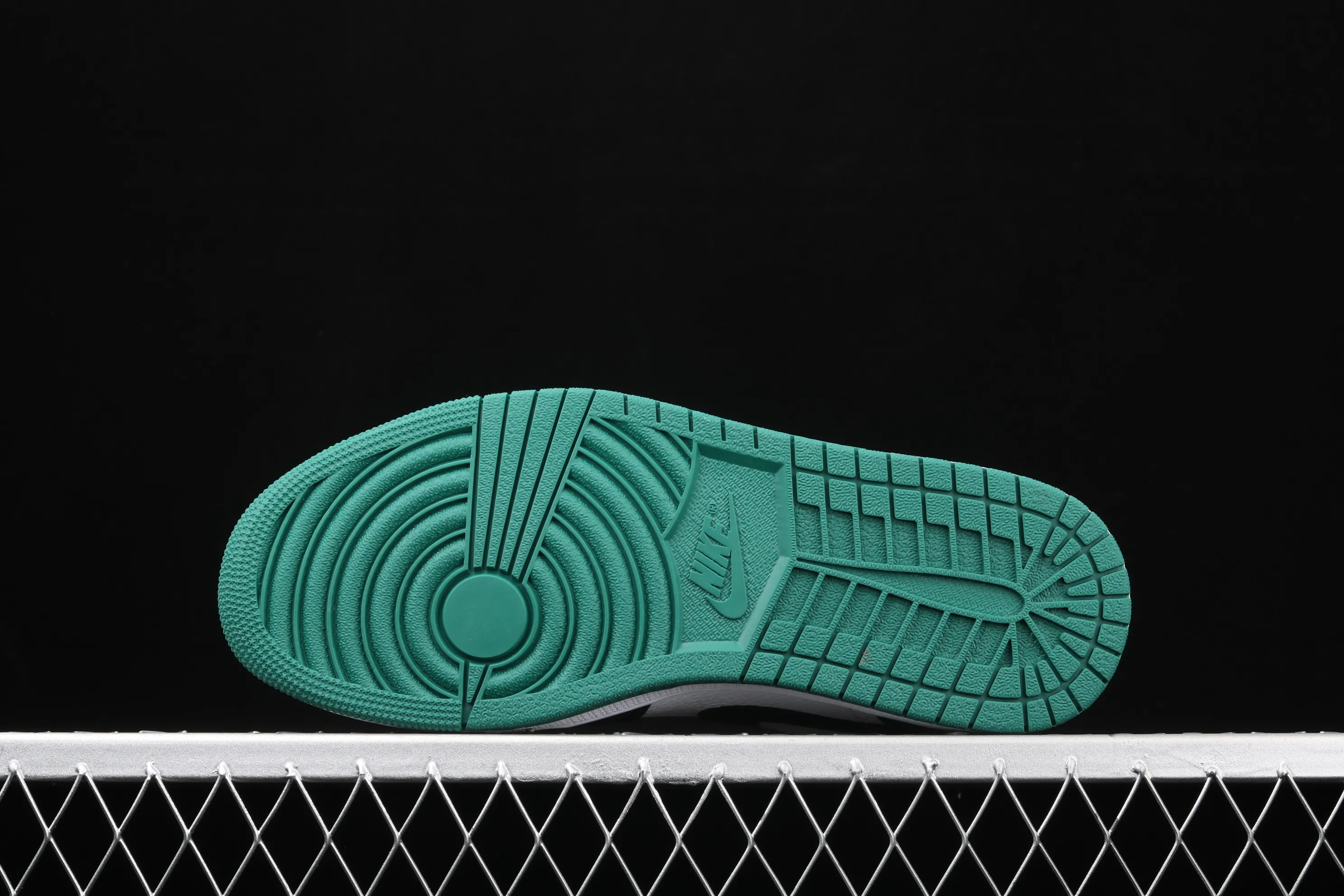 All Categories Air Jordan Jordan Series Basketball Shoes Air Jordan 1 Low New Version Air Jordan 1 Low AJ1 Joe 1 Low Top Leather Black Green Toe 553558-113
